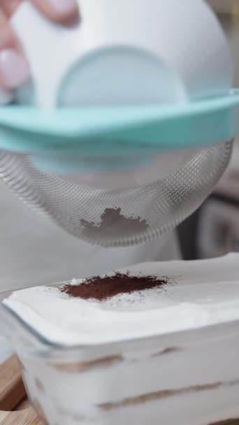 Una Mujer Tamiza Cacao Polvo Parte Superior Pastel Tiramisú Través — Vídeo de stock