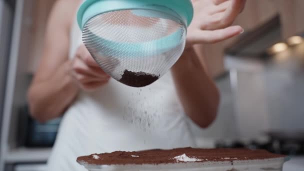 Снимок Крупным Планом Женщины Белом Фартуке Посыпающей Какао Порошком Торт — стоковое видео
