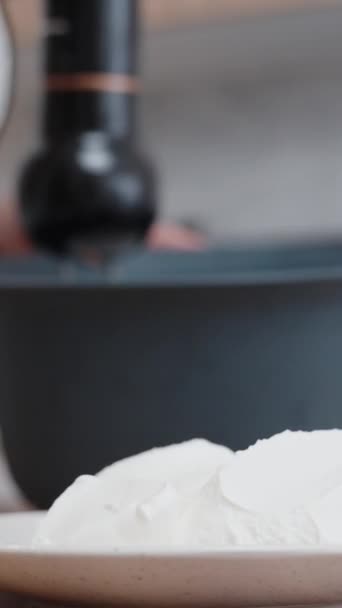 Queso Crema Fondo Mientras Una Mujer Bate Crema Para Pastel — Vídeos de Stock