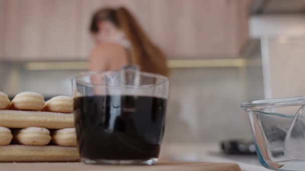 Masă Există Ingrediente Pentru Tortul Tiramisu Inclusiv Biscuiți Ladyfinger Ceașcă — Videoclip de stoc