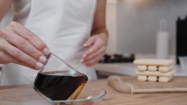 Kobieta Przygotowuje Się Namoczenia Herbatników Savoiardi Kawie Wlewa Kawę Miski — Wideo stockowe