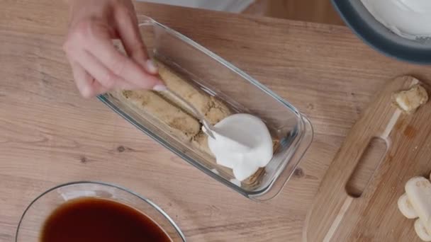 Widok Góry Przygotowanie Tortu Tiramisu Kobieta Rozsypuje Krem Warstwę Ciasteczek — Wideo stockowe
