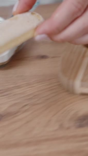 Kucharz Bierze Kawałek Ciasta Savoiardi Zanurza Kawie Umieszcza Białej Śmietanie — Wideo stockowe