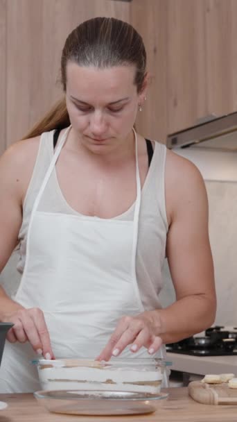 Młoda Kobieta Białym Fartuchu Przygotowuje Tort Tiramisu Pięknej Kuchni Zanurza — Wideo stockowe