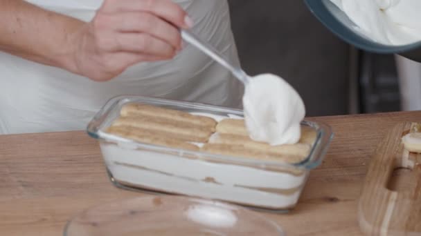 女人把最后一层奶油涂在沙华地饼干上 提拉米苏蛋糕差不多准备好了 — 图库视频影像