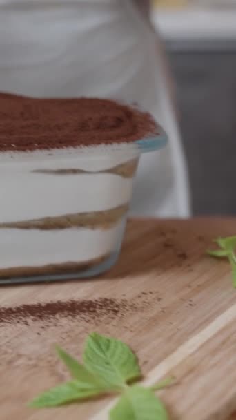 Donna Decora Tiramisù Sulla Parte Superiore Con Rametto Menta Video — Video Stock