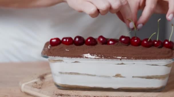 Kadın Tiramisu Pastasının Tepesini Süsleyen Kirazdan Kökleri Çıkarıyor — Stok video
