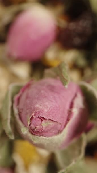 Chá Seco Feito Várias Ervas Flores Botão Rosa Gira Cai — Vídeo de Stock