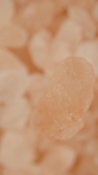 Невелике Зерно Рожевої Морської Солі Падає Скупчення Солі Макромасштабу Вид — стокове відео