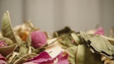 Masanın üzerine papatya çayı ve gül yaprakları serpiştirilmiş. Dolly kaydırıcı aşırı yakın çekim.