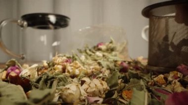 Çay yaprakları, dağınık çiçekler, çay seremonisi. Onlardan bir avuç dolusu mayalanmış eleğe koydum..