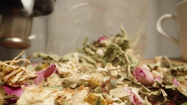 Ceremonia Herbaty Liśćmi Herbaty Różami Rumiankiem Rozrzuconym Stole Położę Sito — Wideo stockowe