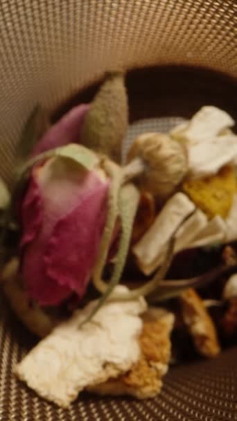 Makro Zoom Aparat Wlewie Herbaty Kwiatami Rumianku Płatkami Róż Biorę — Wideo stockowe