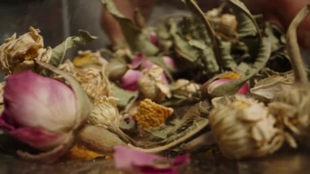 Zwolnionym Tempie Wylewam Stół Liście Herbaty Kwiatami Rumianku Płatkami Róż — Wideo stockowe