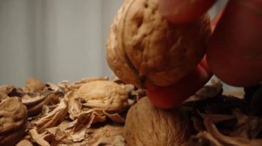 Tek elinle cevizi kırmaya çalışıyorsun, ama bunu yapamıyorsun. Dolly kaydırıcı aşırı yakın çekim.