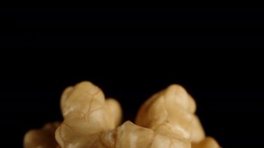 Kamera, izole edilmiş, soyulmuş ceviz ağacından yavaşça uzaklaşır ve havada uçtuğu izlenimini verir. Makro yakınlaştırma.