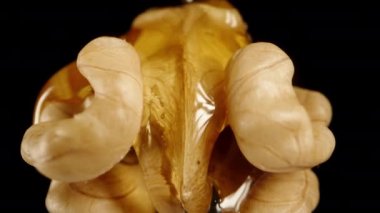 Üzerinde bal akan insan beynine benzeyen saflaştırılmış bir ceviz. Dolly kaydırıcı aşırı yakın çekim.