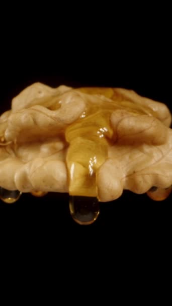 核桃一种类似云彩的漂浮的半颗核桃 上面飘着蜂蜜概念 宏观隔离 垂直录像 — 图库视频影像