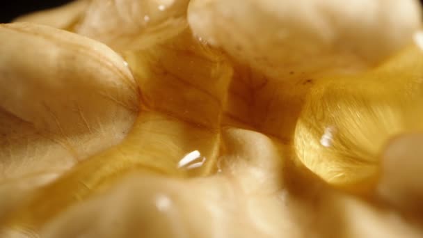 Υφή Ενός Καρυδιού Μέλι Ρέει Αργά Μέσα Από Τις Σχισμές — Αρχείο Βίντεο