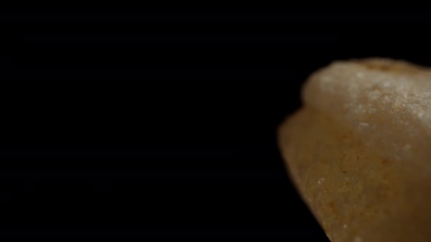 一个Savoiardi饼干粘在黑色背景上 多莉滑行极端特写 隔离的 — 图库视频影像