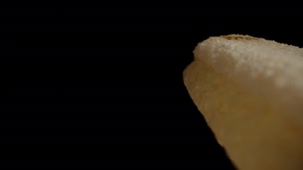 我把白色的奶油压在Savoiardi饼干的黑色背景 多利滑翔机极端特写 — 图库视频影像