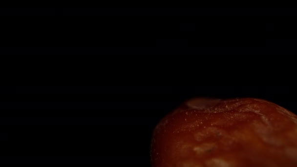 Siyah Arka Planda Izole Edilmiş Bir Tarih Meyvesi Dolly Kaydırıcı — Stok video