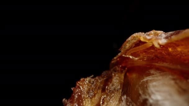 瓜果一种带有小虫子的切碎的枣果 被切碎成碎片多利滑翔机极端特写 — 图库视频影像