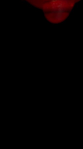 水滴の中の2つのチェリー 黒い背景で孤立した ドリー スライダー 極端なクローズアップ バーティカルビデオ — ストック動画