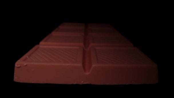 Rosa Chokladkaka Svart Bakgrund För Utskärning Det Kommer Från Mörkret — Stockvideo