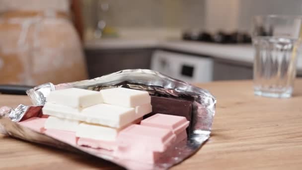 Bordet Förbereds Choklad För Smältning Och Det Finns Färska Jordgubbar — Stockvideo