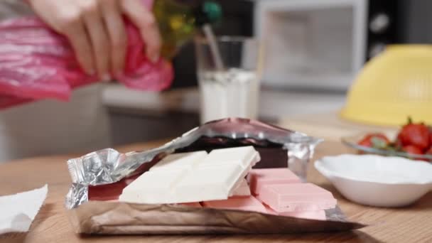 Processo Preparação Morangos Cobertos Chocolate Mulher Derrama Azeite Copo Com — Vídeo de Stock