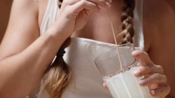 Eine Junge Frau Mit Geflochtenem Haar Die Erdbeeren Spieß Weiße — Stockvideo
