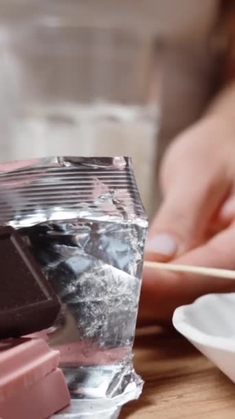 Mujer Enrolla Las Fresas Cubiertas Chocolate Blanco Copos Coco Cámara — Vídeos de Stock