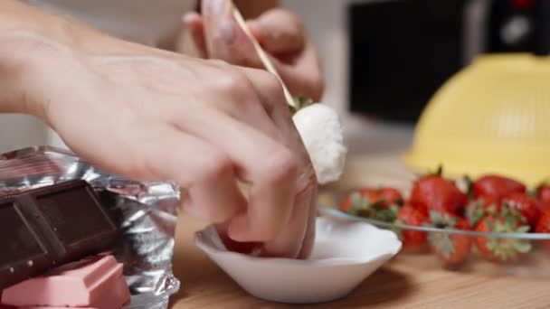 Die Frau Streut Kokosflocken Auf Die Weiße Schokolade Getauchten Erdbeeren — Stockvideo