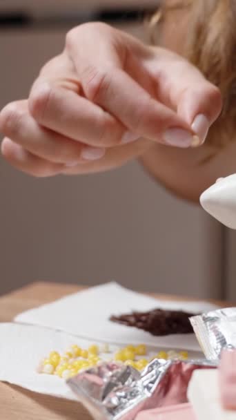 Mulher Decora Morangos Cobertos Chocolate Branco Com Polvilhas Açúcar Coloridas — Vídeo de Stock