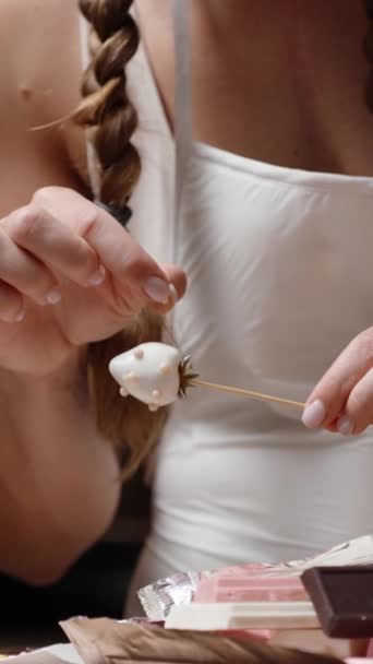 Una Giovane Donna Con Capelli Intrecciati Grembiule Bianco Decora Fragole — Video Stock