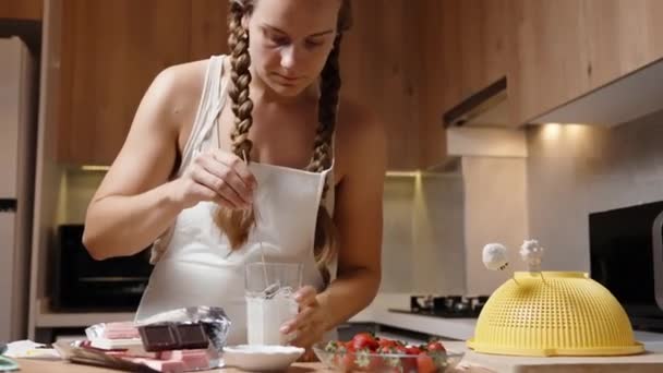 Μια Νεαρή Γυναίκα Πλεγμένα Μαλλιά Βουτάει Φράουλες Λευκή Σοκολάτα Κάμερα — Αρχείο Βίντεο
