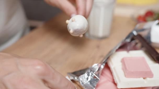 Kobieta Dekoruje Truskawki Białej Czekoladzie Kolorowymi Perłami Cukru — Wideo stockowe