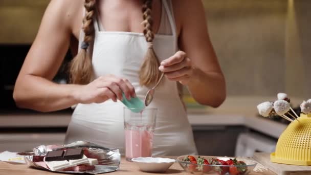 Vrouw Met Gevlochten Haar Schraapt Gesmolten Roze Chocolade Van Een — Stockvideo