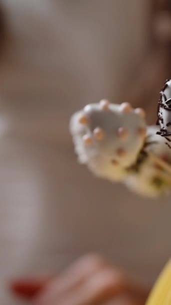 Cukrárna Namočí Jahodu Špejli Růžové Čokolády Zatímco Poblíž Připravena Jahoda — Stock video