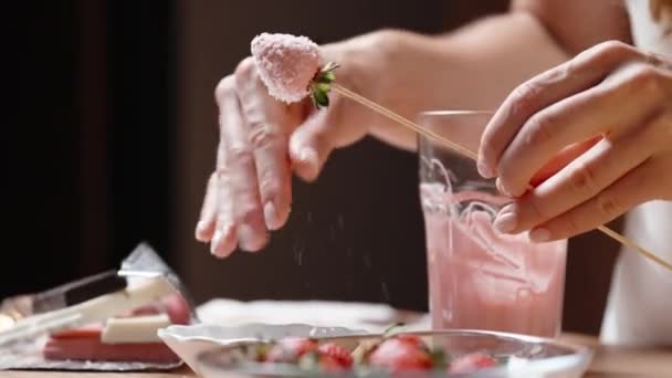 Φράουλες Βουτηγμένες Ροζ Σοκολάτα Ανακινούνται Για Απομακρύνουν Τυχόν Περίσσεια Νιφάδων — Αρχείο Βίντεο