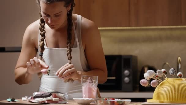 Μια Νεαρή Γυναίκα Πλεγμένα Μαλλιά Και Άσπρη Ποδιά Ετοιμάζει Φράουλες — Αρχείο Βίντεο