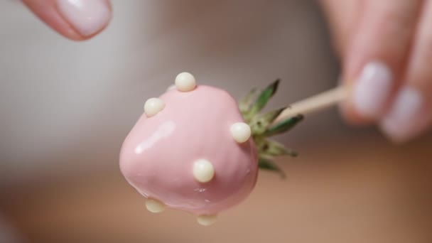 Κοντινό Πλάνο Φράουλες Βουτηγμένες Ροζ Σοκολάτα Διακοσμημένες Λευκά Μαργαριτάρια Ζάχαρης — Αρχείο Βίντεο