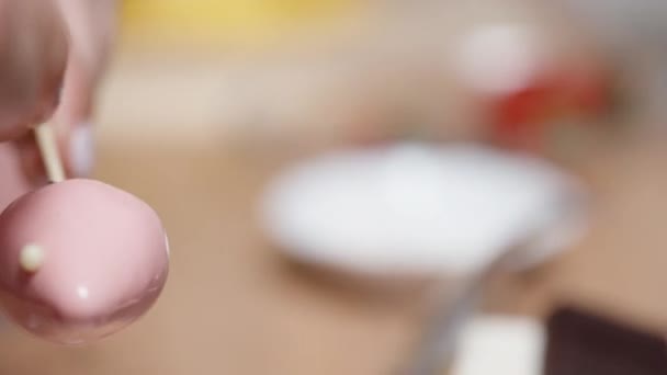 Ζαχαροπλάστης Τοποθετεί Προσεκτικά Τις Μπάλες Ζάχαρης Πάνω Στις Φράουλες Καλυμμένες — Αρχείο Βίντεο
