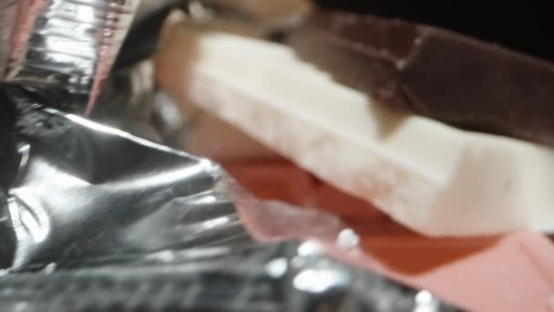 Primer Plano Diferentes Barras Chocolate Una Mesa Junto Con Salpicaduras — Vídeos de Stock