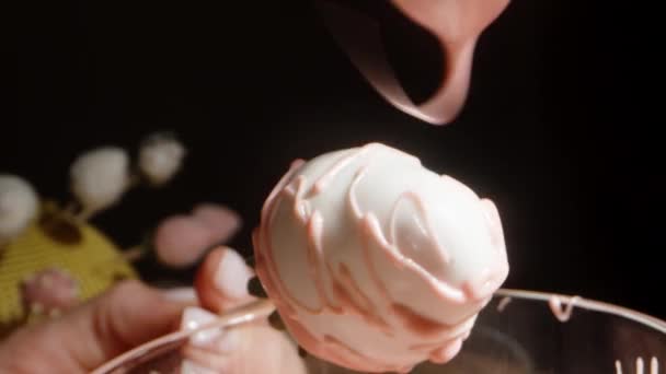 Primer Plano Una Mujer Decorando Una Fresa Con Chocolate Blanco — Vídeo de stock
