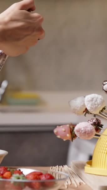 Kadın Çikolataya Batırılmış Şeker Parçacıklarıyla Süslenmiş Çilekler Hazırladı Şimdi Telefonuyla — Stok video