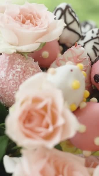 Een Cadeauboeket Bestaande Uit Roze Rozen Met Chocolade Bedekte Aardbeien — Stockvideo