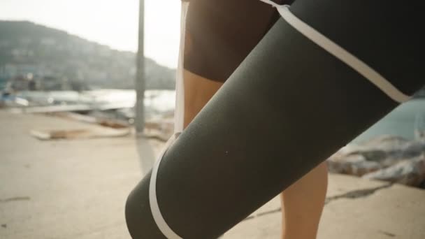 Fille Legging Avec Tapis Yoga Promène Long Port Mer Ralenti — Video
