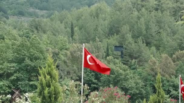 Turkse Vlaggen Bergen Tegen Achtergrond Van Bomen — Stockvideo